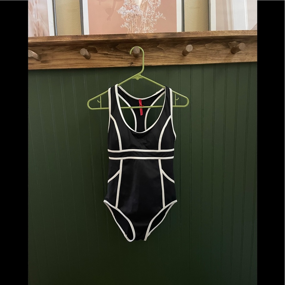Women’s spans one-piece swimsuit